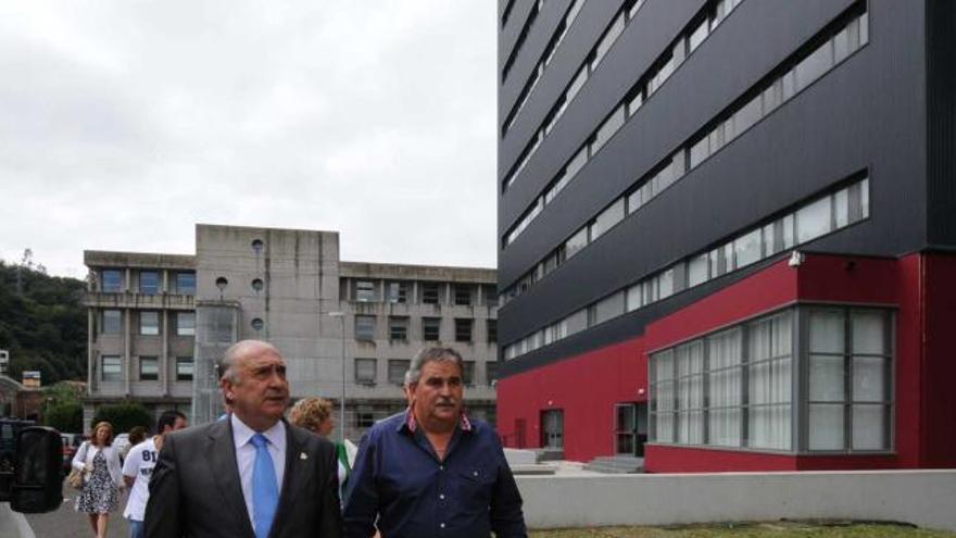 Vicente Gotor, a la izquierda, con Aníbal Vázquez en el campus de Mieres.