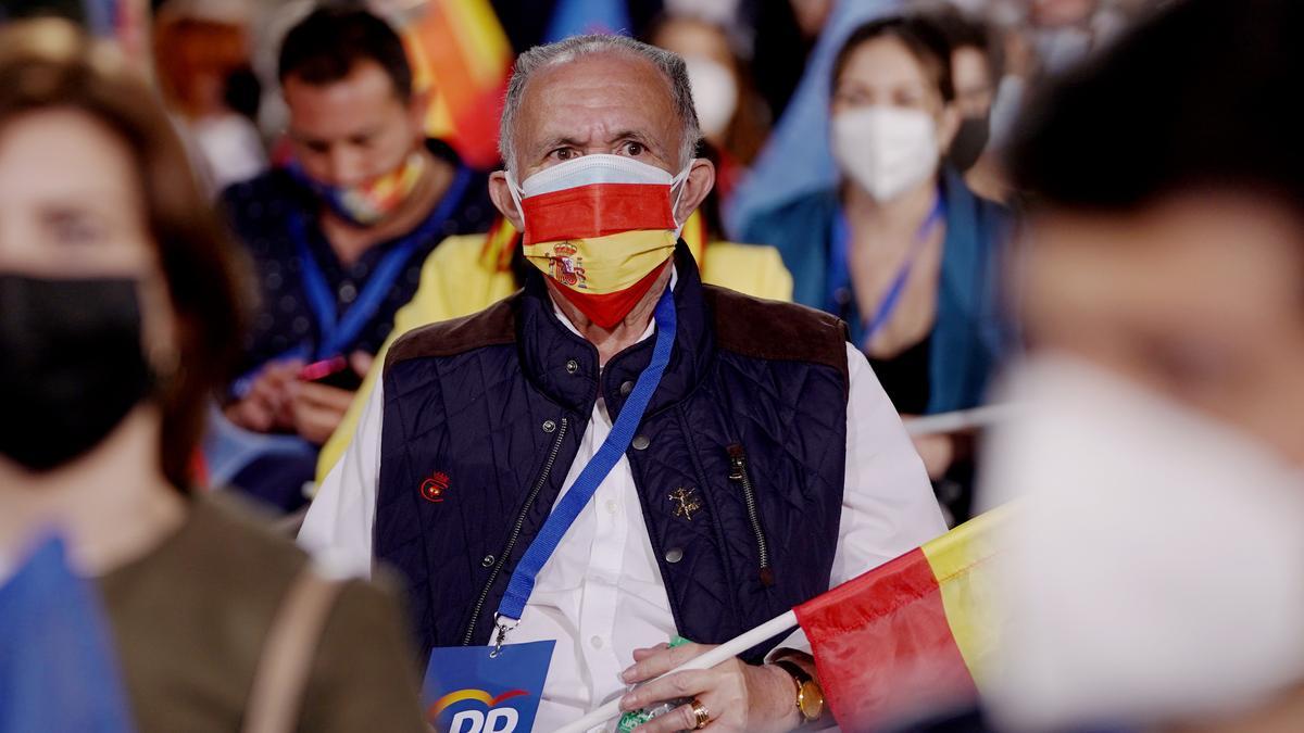 Ambiente de celebración en torno a la sede del PP en Madrid