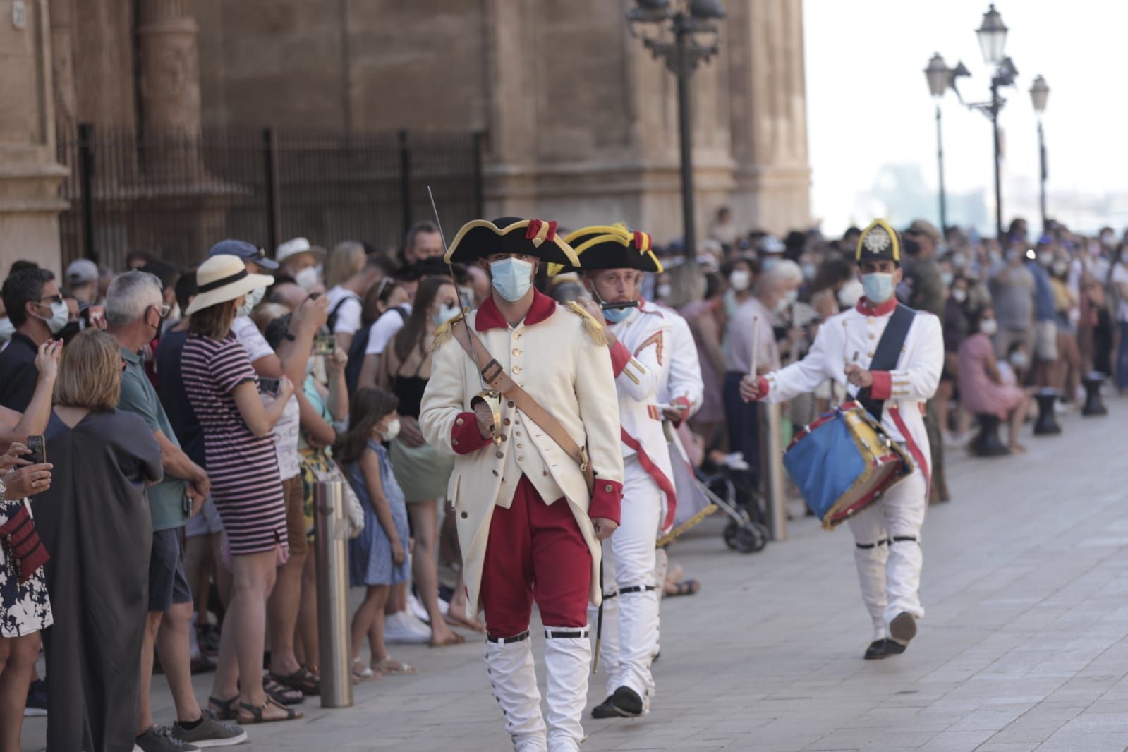 Vuelve el relevo de la Guardia de Honor del Palacio de la Almudaina