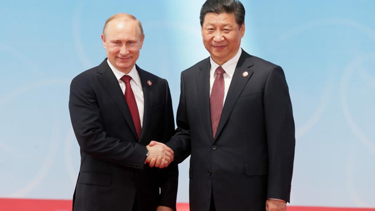 Los presidentes Vladimir Putin y Xi Jinping se saludan, este miércoles en Shanghái.