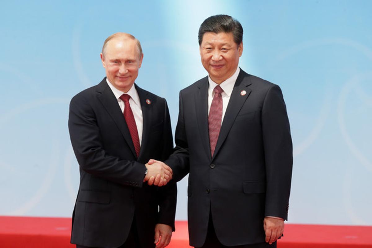 Els presidents Vladímir Putin i Xi Jinping se saluden, aquest dimecres a Xangai.