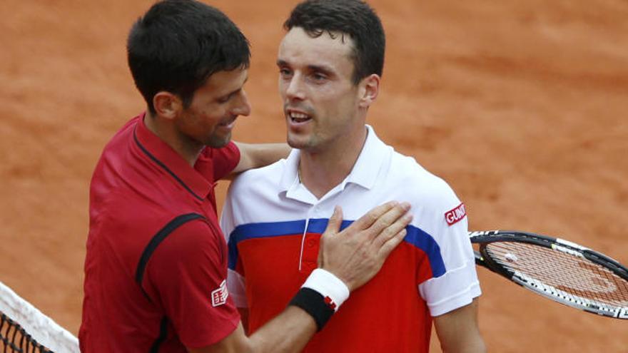 Djokovic y Bautista se saludan tras el partido.