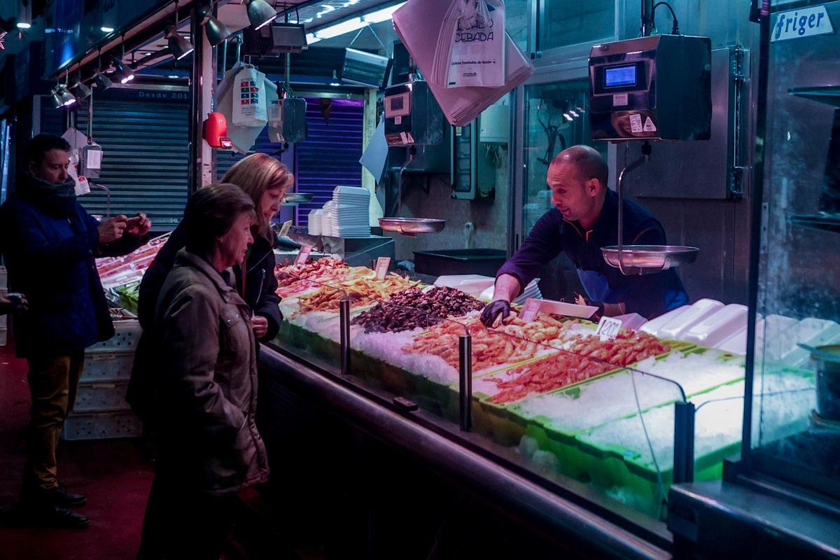Compras de última hora para Nochebuena en el mercado de La Cebada de Madrid