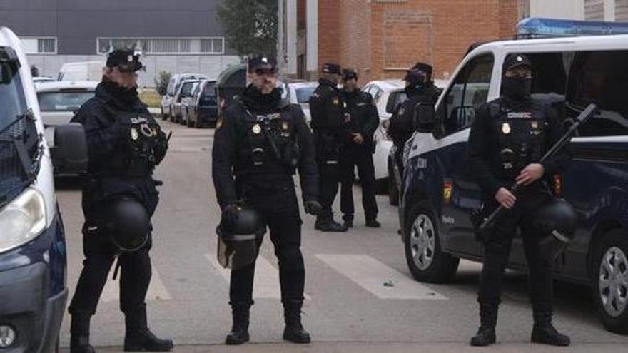 Al menos un detenido en una operación policial de drogas y armas en Badajoz