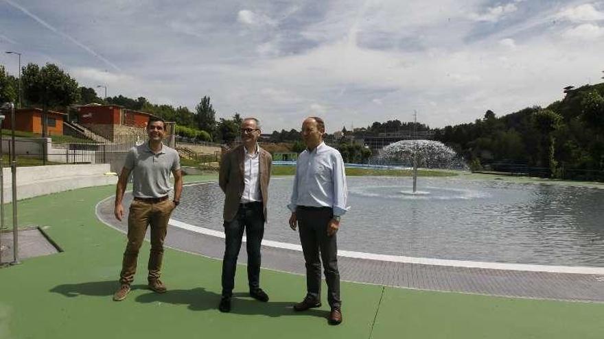 El alcalde visitó ayer la reforma en Oira. // Jesús Regal