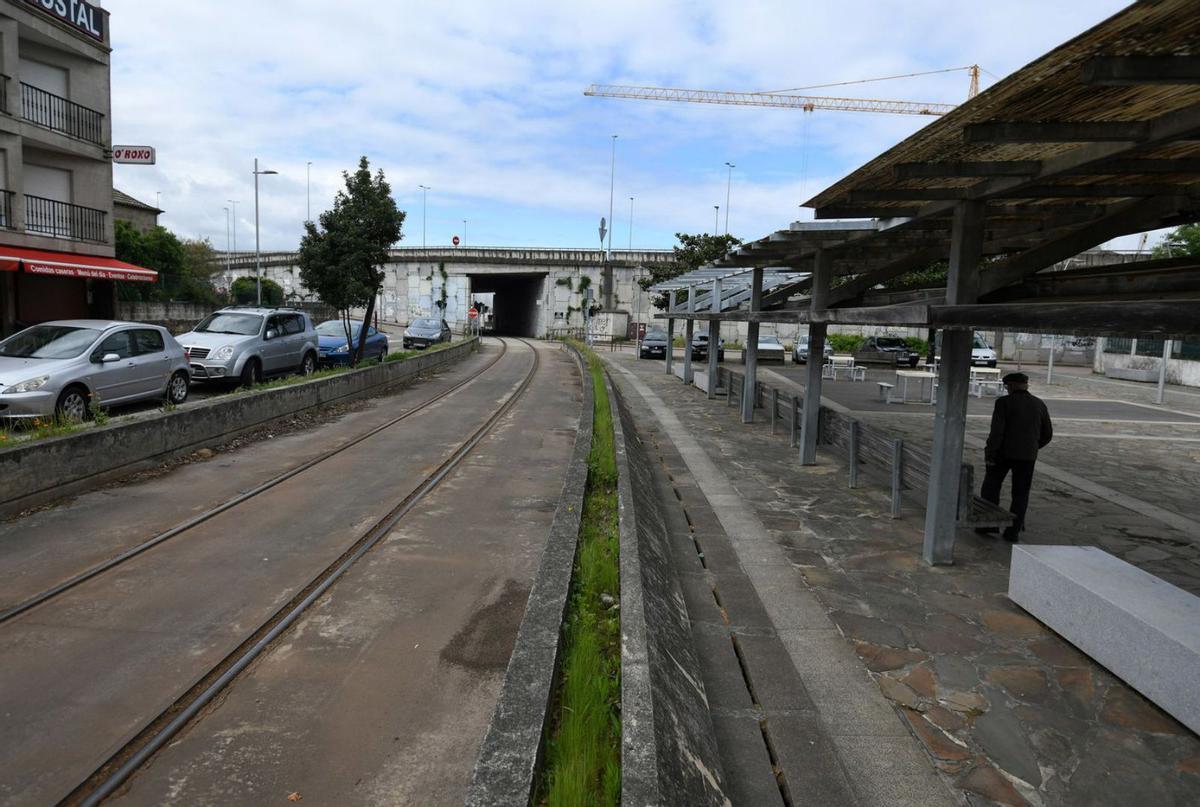 Trazado del tren que atravesará la plaza encajonado entre unas pantallas. |   // GUSTAVO SANTOS