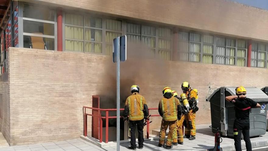 Bomberos en las labores de extinción