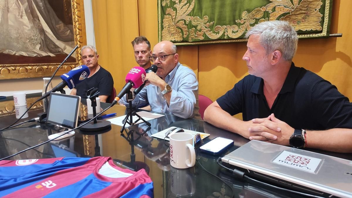 El presidente de la UD Alzira, Juan Antonio Sanjuán, en el acto de presentación de Paredes como entrenador.