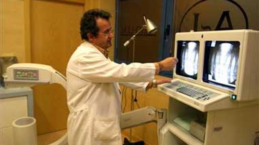 Alejo Leal, médico traumatólogo: &quot;La artrosis puede interrumpirse con una terapia nueva en Cáceres&quot;