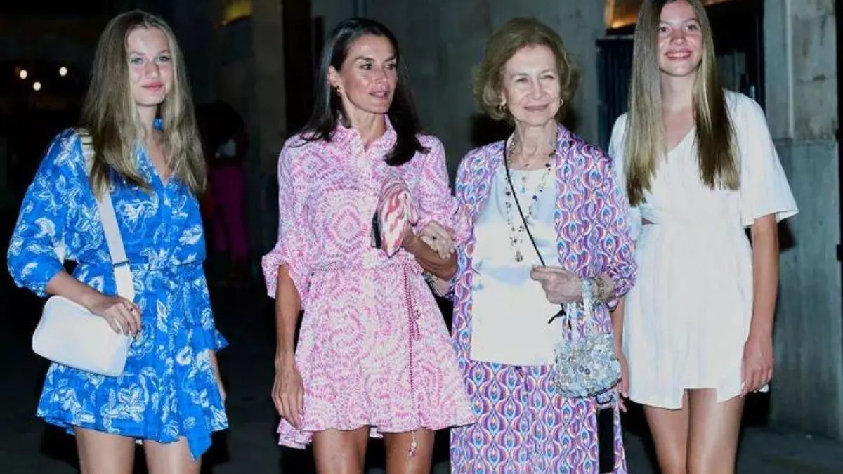 Los vestidos de Zara, por menos de 30 euros, que la reina Letizia y sus hijas lucieron en Mallorca