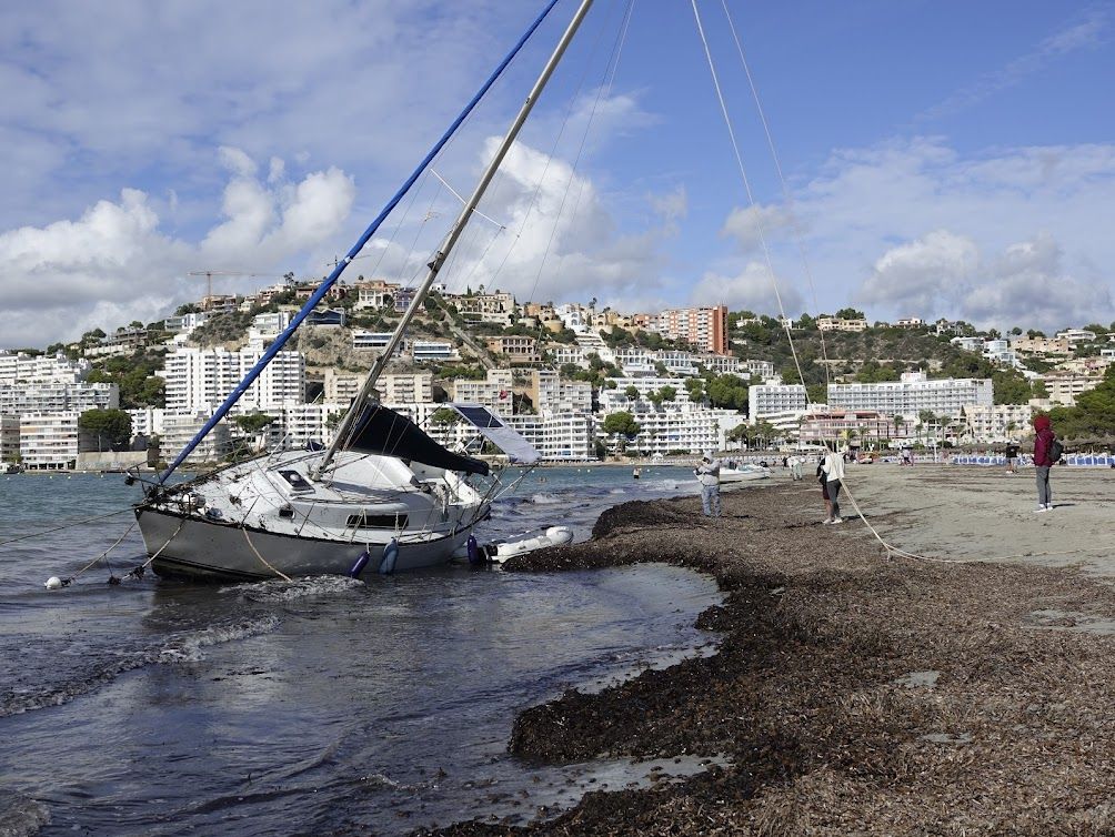 Varias embarcaciones quedan varadas en la playa de Santa Ponça por el fuerte temporal