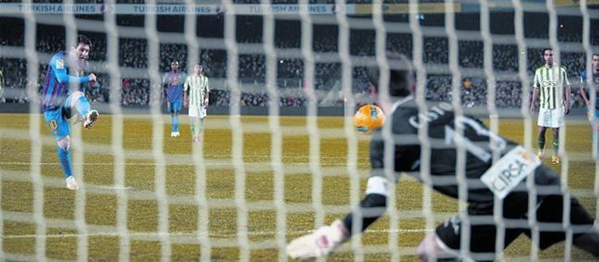 Guardiola es posa les mans al cap durant el tens partit d’ahir.