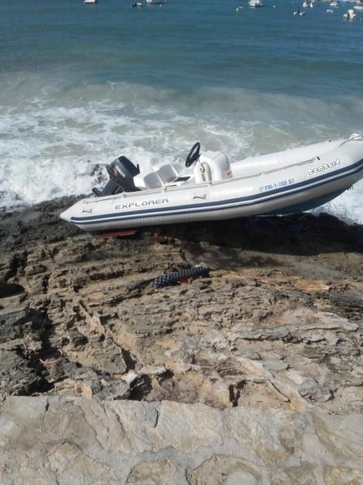 Embarcaciones chocan contras las rocas en la Colònia de Sant Jordi