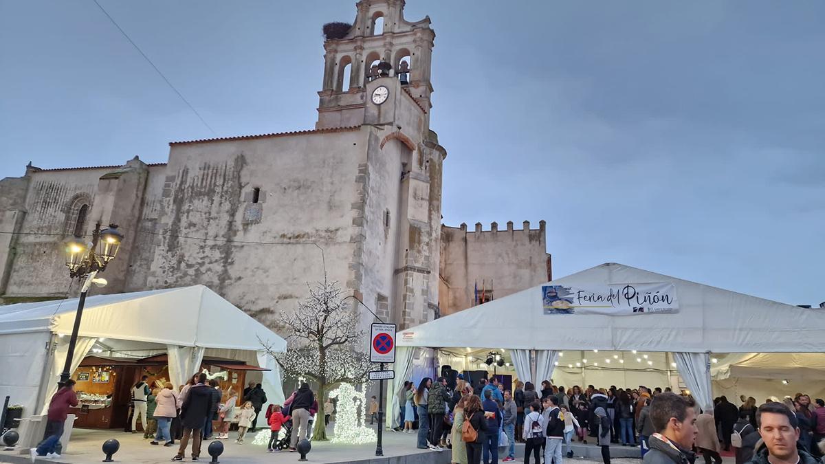 El Conventual Santiaguista preside la Feria del Piñón, donde vecinos y visitantes disfrutan de productos locales, exposiciones y actividades durante todo el fin de semana.