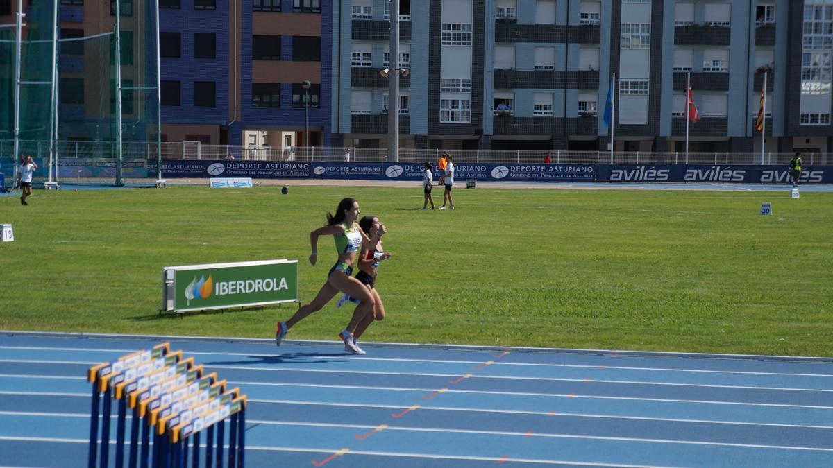 Momento en el que la atleta cambadesa pasa a la primera posición en la recta final.