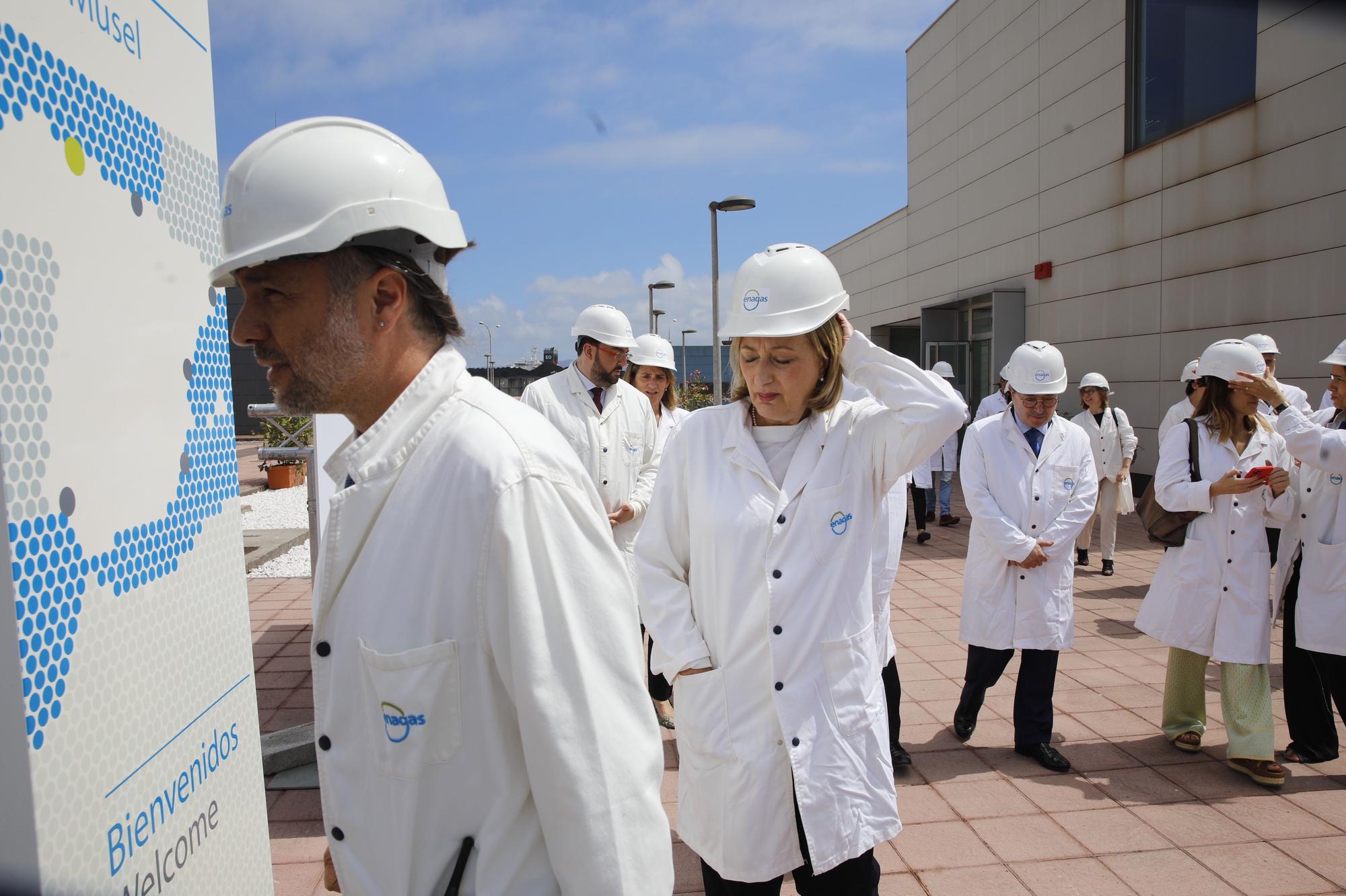 Teresa Ribera visita la planta regasificadora de El Musel