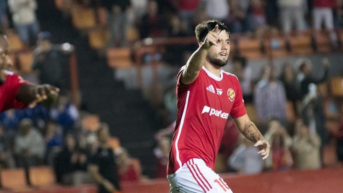 Jardí celebra un gol con el Nástic.