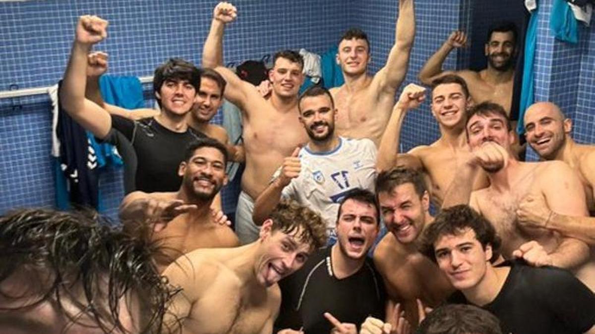 Los jugadores del Contazara celebran el trinfo en Egia este domingo.