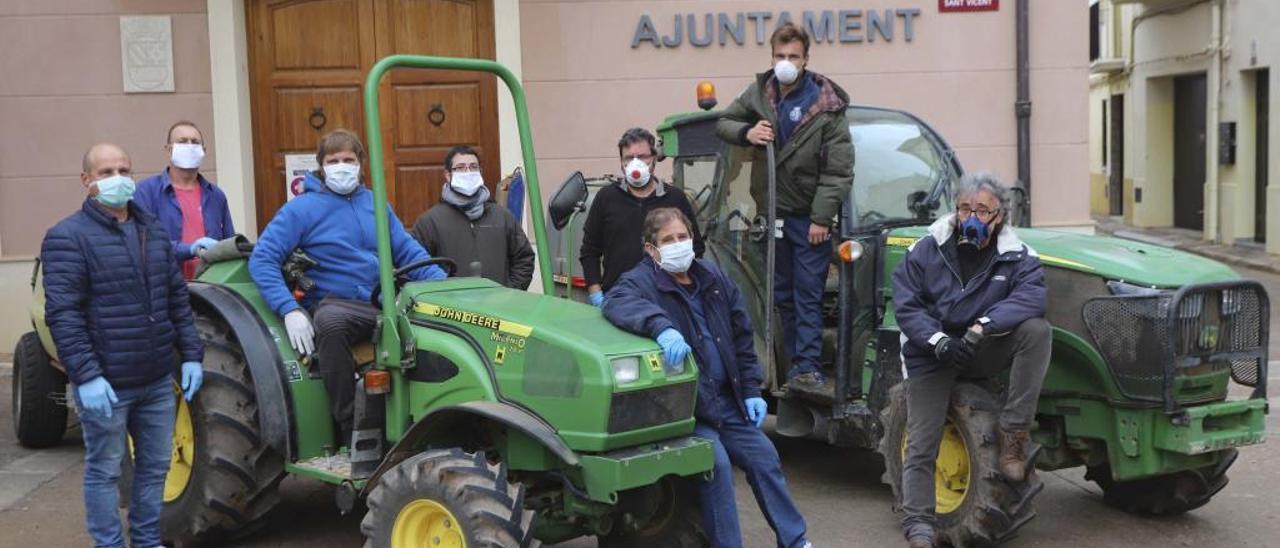 El alcalde de Algímia y varios agricultores, con tractores que ahora gastan para desinfectar calles.