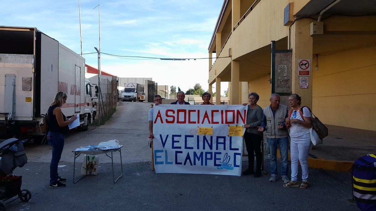 Mesa informativa de la Asociación Vecinal Campellera