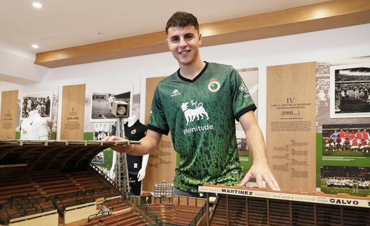 Iván Morante ya luce la camiseta del Racing de Santander, tras ser cedido por la UD Ibiza.