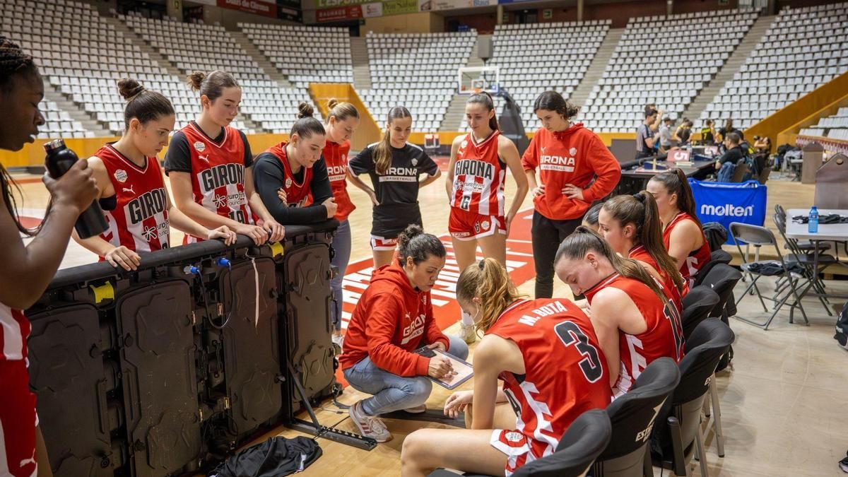 Les jugadores de la base del bàsquet Girona en un partit a Fontajau.