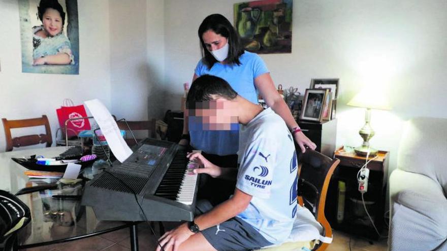 Manuel toca el piano junto
a su madre.  m.a.montesinos