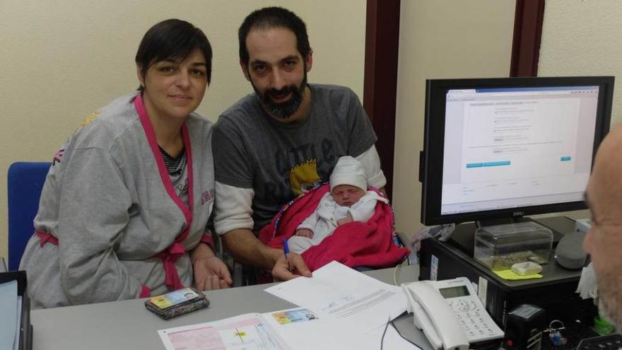 Raquel Vidal y Celso Moro, con Alicia; a la izquierda, Raquel González y Jonatan del Santo, con Leo.