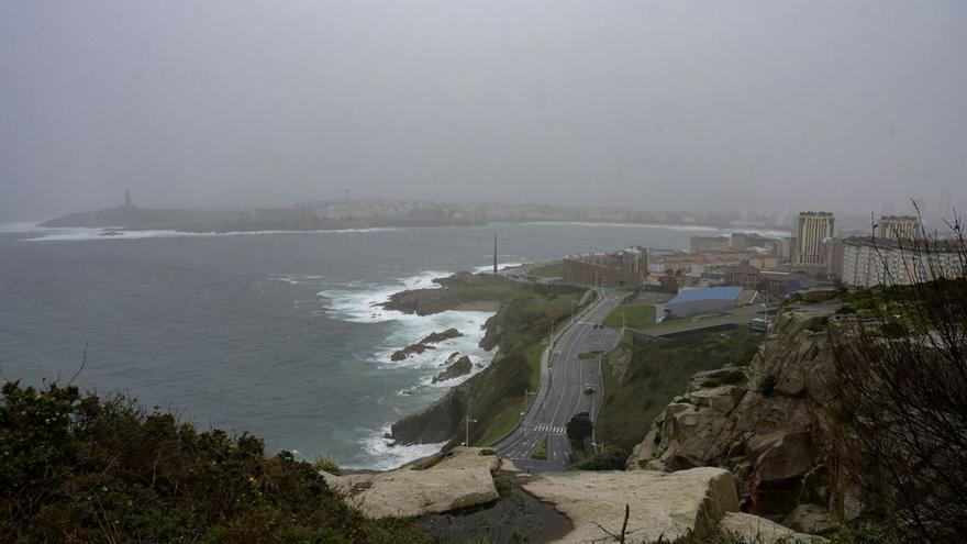 La ciudad, con niebla, en una fotografía tomada desde el monte de San Pedro. | M. Dylan