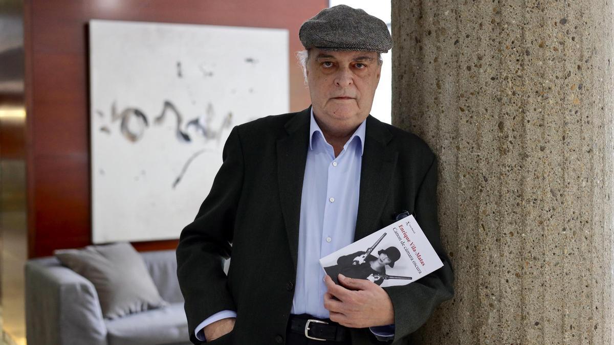 Enrique Vila-Matas posa para la entrevista concedida a este diario.