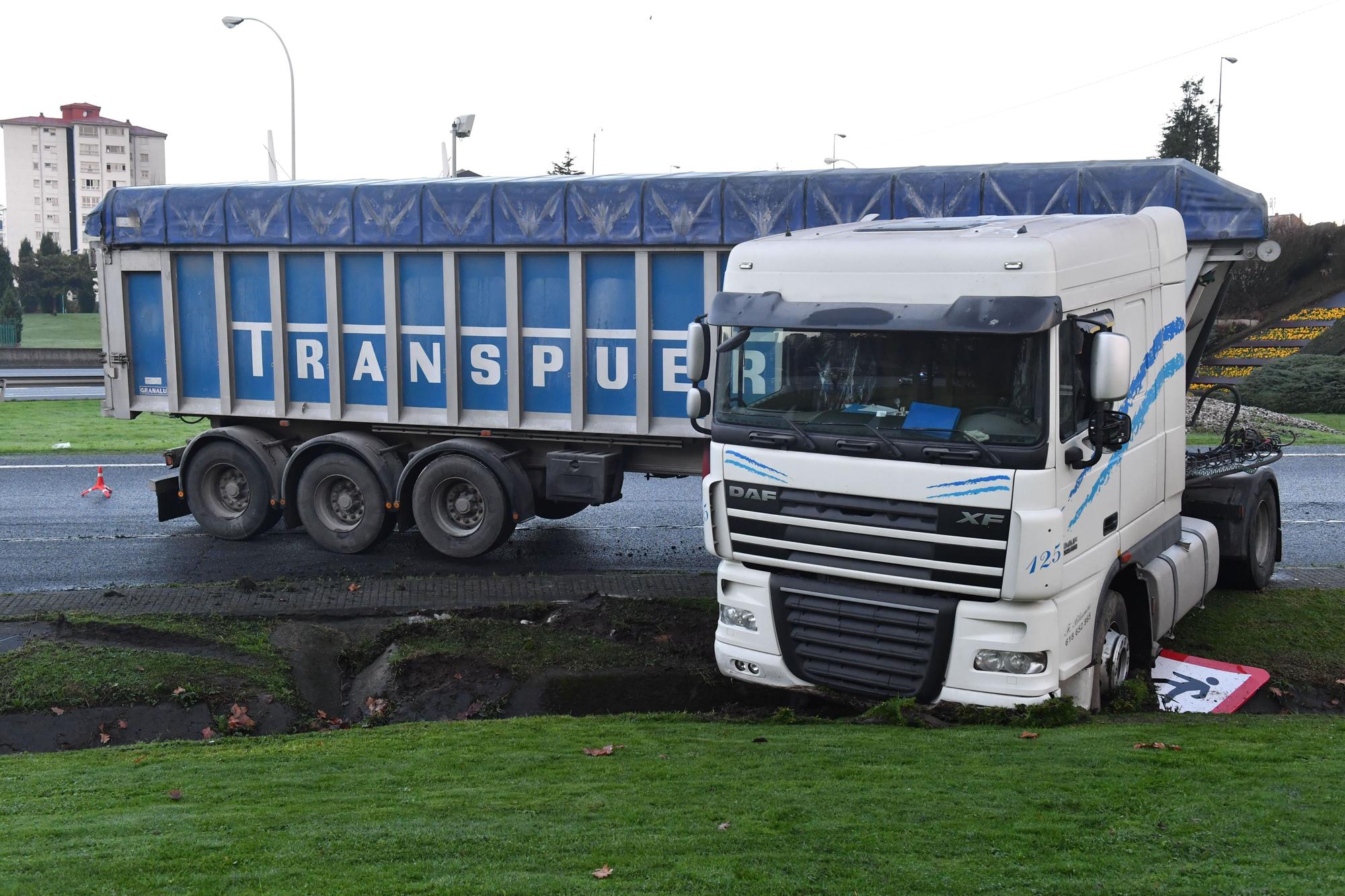 Un camión hace tijera en el acceso a Matogrande desde Alfonso Molina