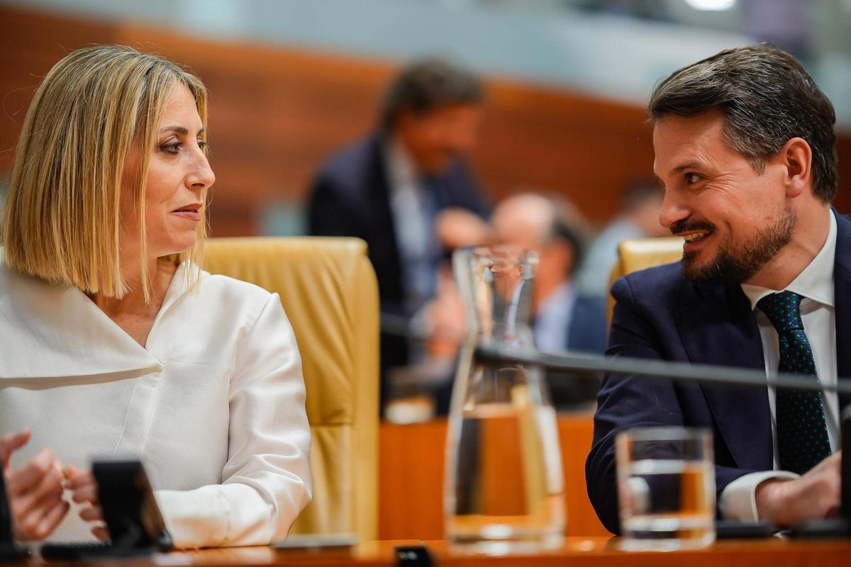 María Guardiola y Abel Bautista, durante la celebración del debate de investidura.