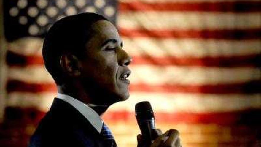 El candidato presidencial demócrata Barack Obama se dirige a los asistentes en un acto de campaña en Iowa.