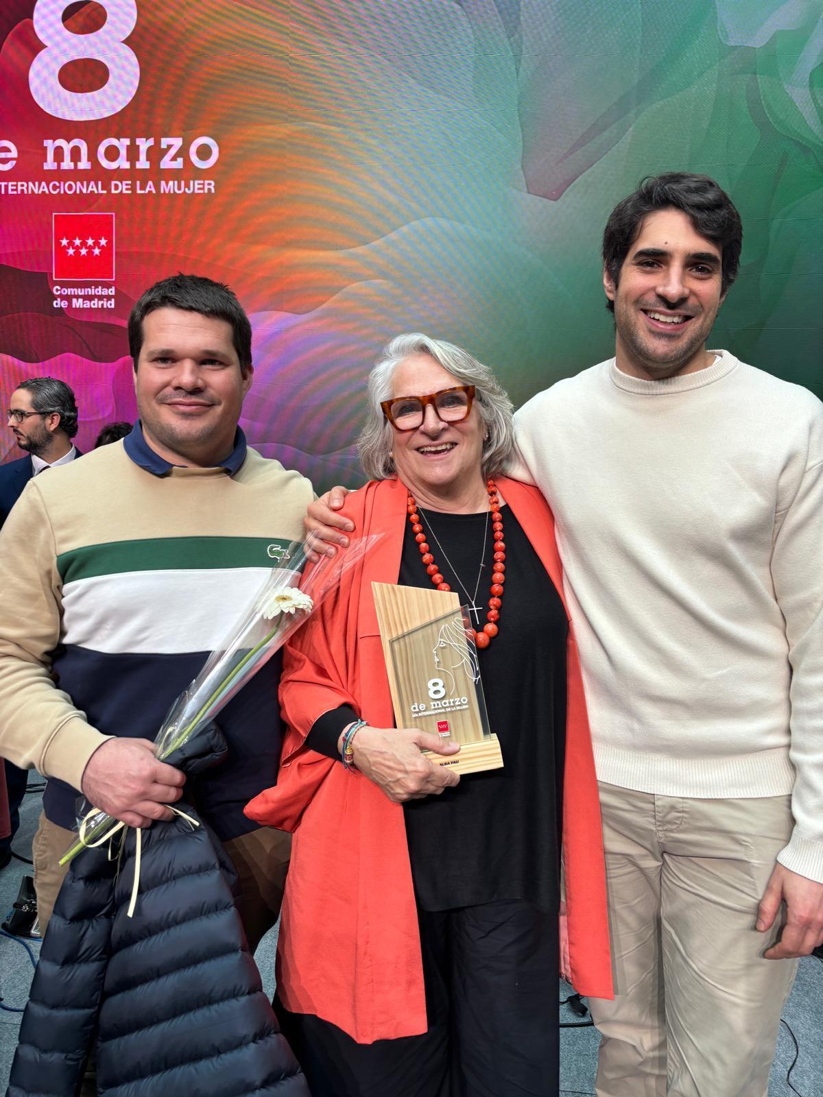 Alba Pau, con sus hijos Quim y Jordi tras recibir el premio
