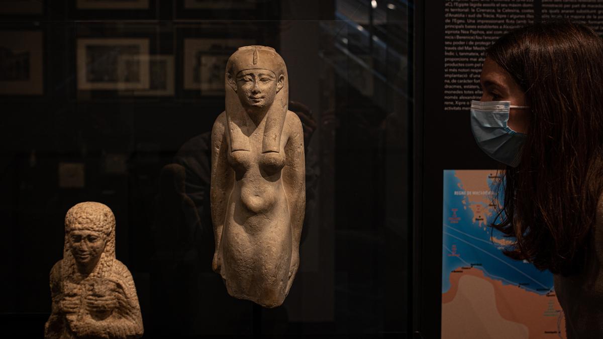 Dos estatuas de reinas o diosas del periodo ptolemaico, en la muestra del Egipci.