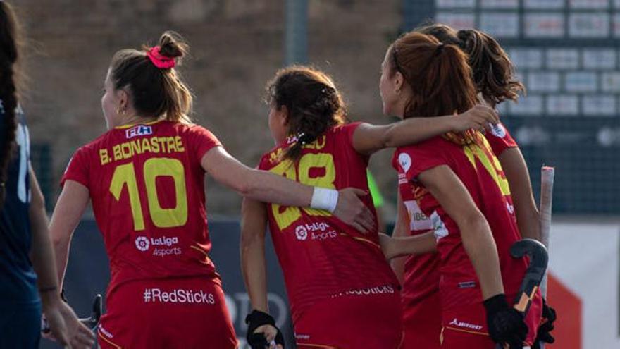 Lola Riera celebra un gol con sus compañeras.