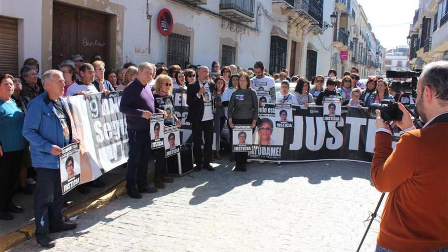 Más de 300 personas se concentran para recordar a Ángeles Zurera