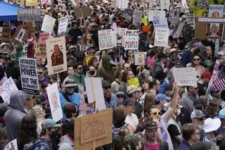 Manifestaciones contra Donald Trump en numerosas ciudades de los Estados Unidos bajo el lema 'Reyes, no'