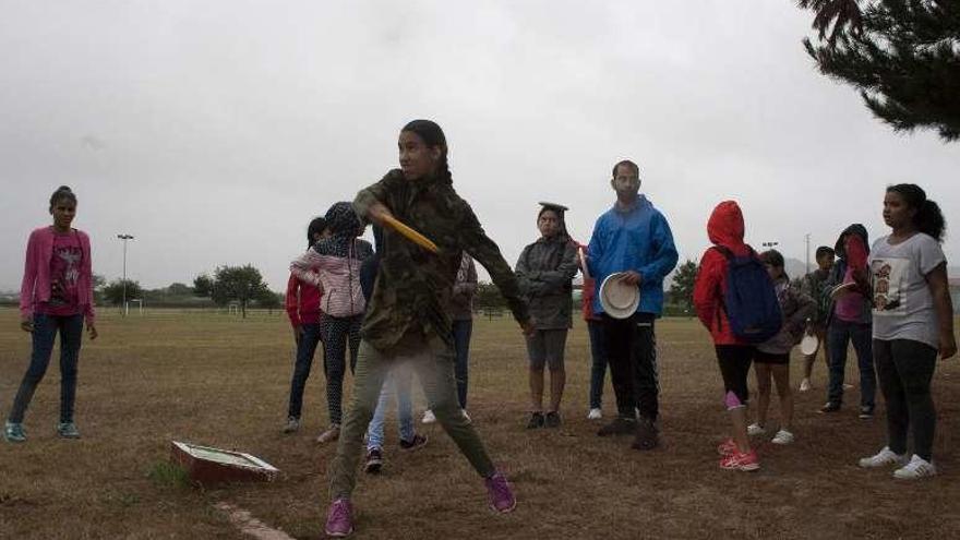 Una niña saharaui juega al disc-golf en La Morgal.