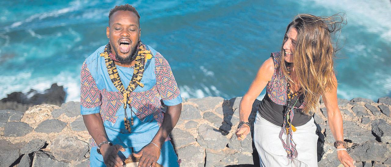 Ngor Mbaye y Tatiana Aguaclara durante uno de los talleres celebrados en Punta del Hidalgo.