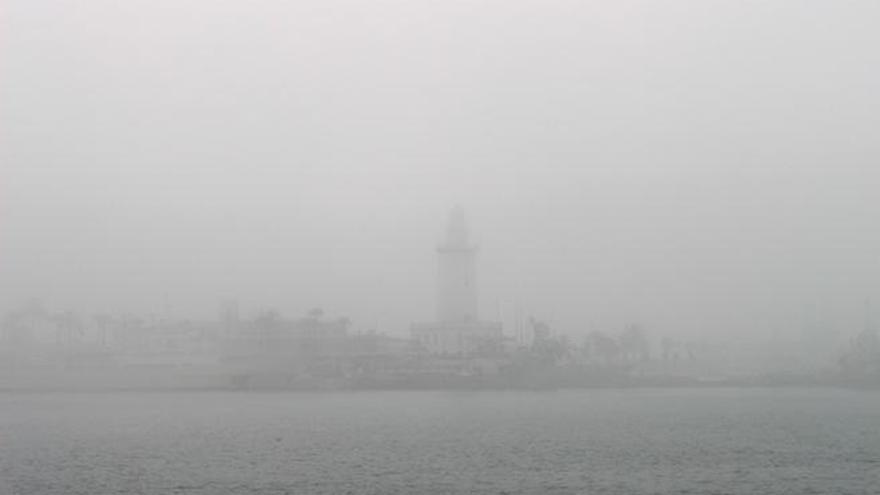 La Farola envuelta en niebla, esta mañana.