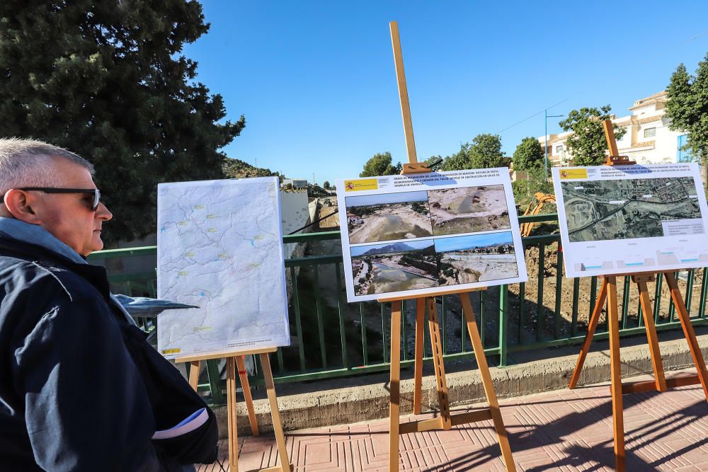 Visita a las zonas más afectadas por la DANA de septiembre en la Vega Baja por parte de expertos que diseñarán las defensas de la comarca frente a futuras a avenidas