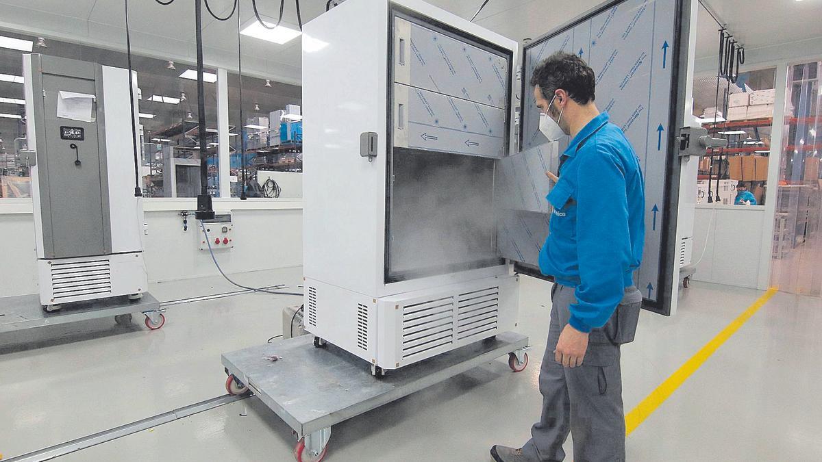 Un operario de Infrico prueba una máquina en la sala de pruebas.