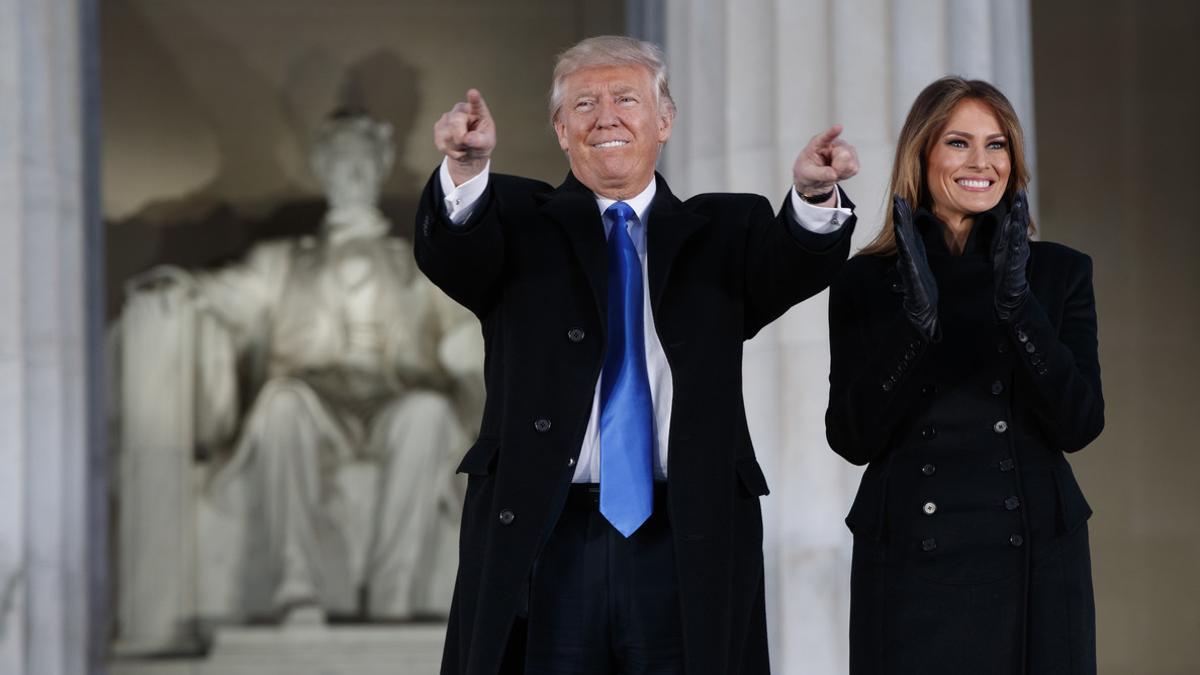Donald Trump, acompañado por su esposa Melania, ante el monumento a Lincoln, a su llegada para participar en el concierto por la investidura.
