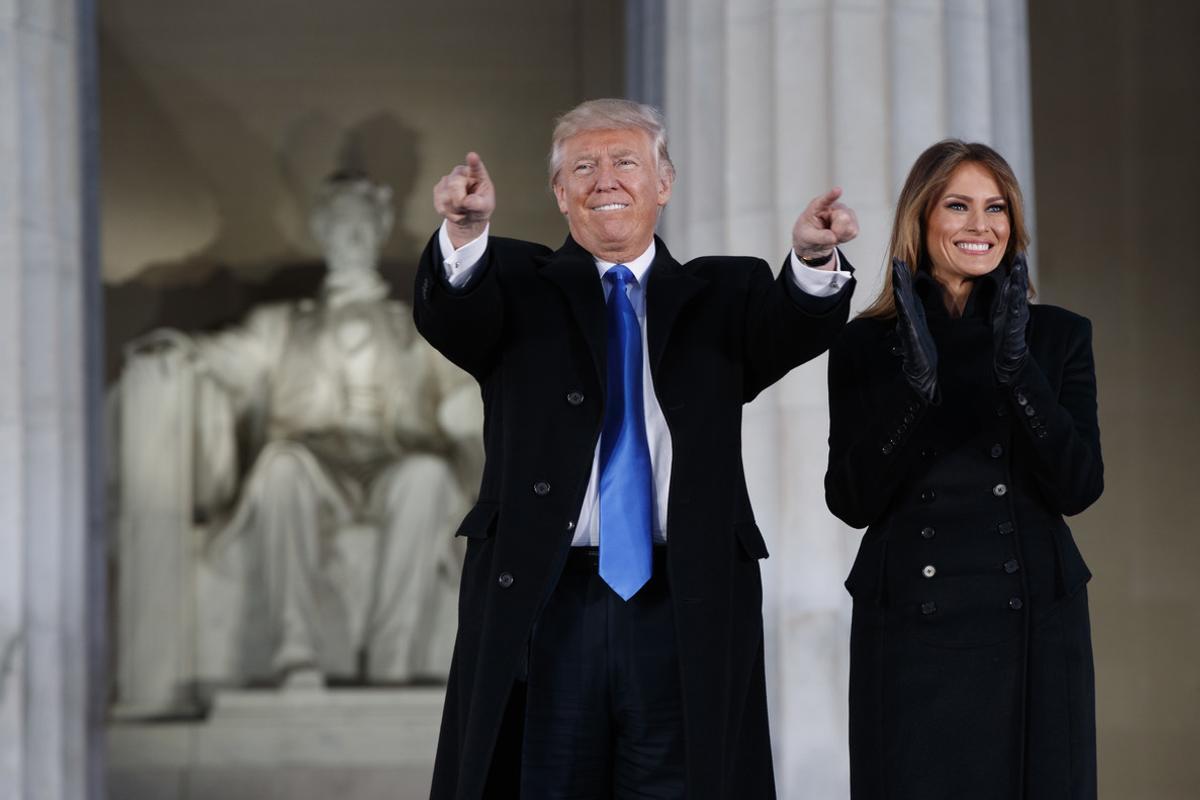 Donald Trump, acompanyat per la seva dona Melania, davant el monument a Lincoln, a l’arribar per participar en el concert per la investidura.