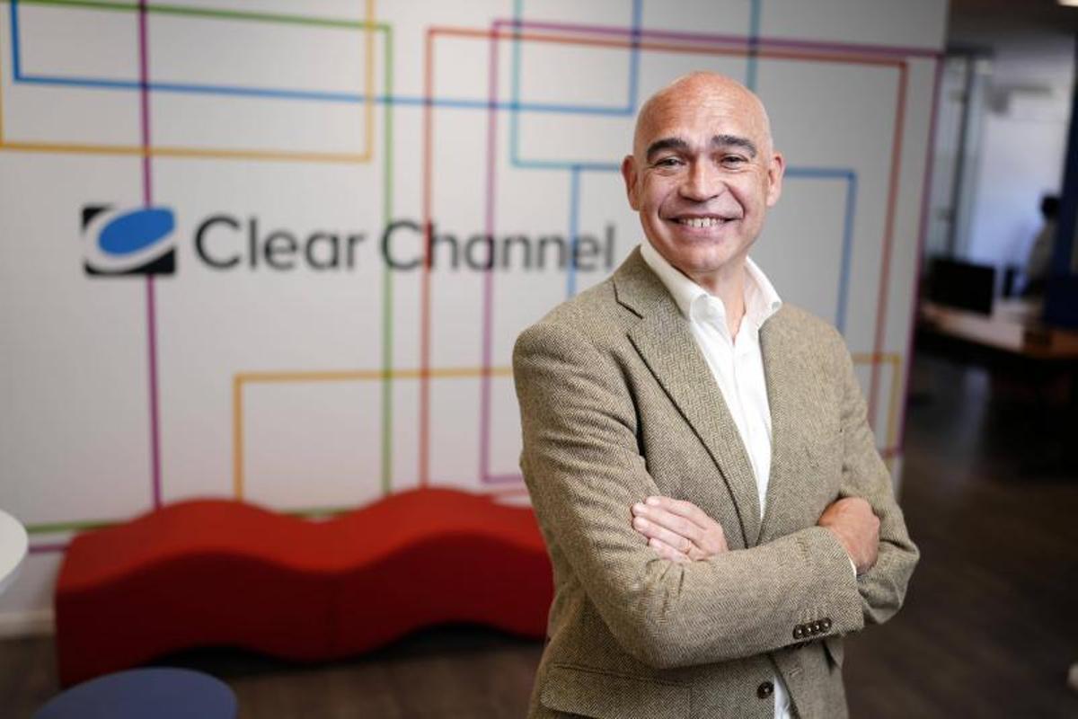 Frente al logo de la empresa, este viernes.