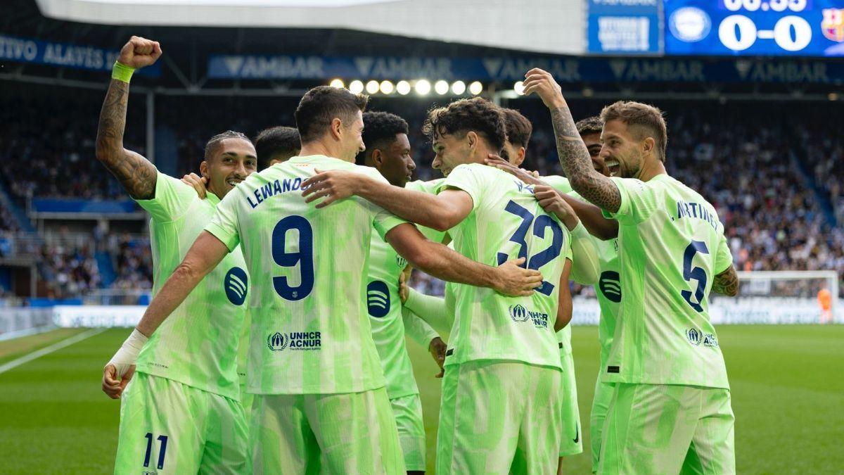 Los jugadores del Barça celebran uno de los goles ante el Alavés