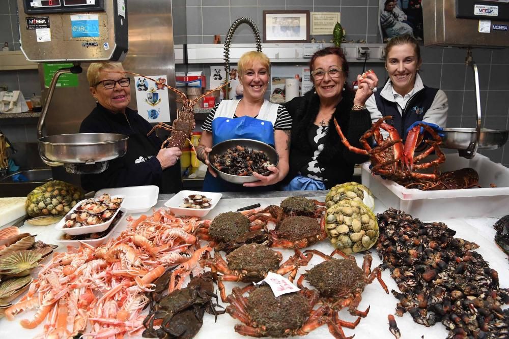 Las vendedoras afirman que las cifras de Nochebuena no se repetirán ante la caída de la demanda. Los consumidores optan por encargos para tener marisco fresco.