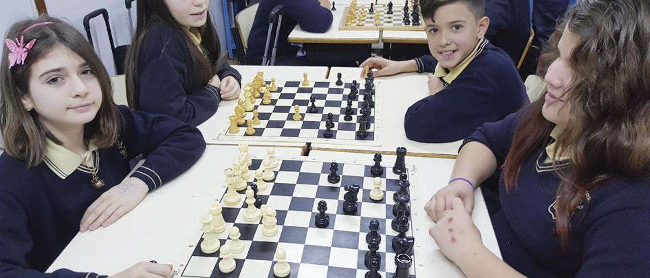 Imagen de los alumnos de Montecastelo jugando al ajedrez.