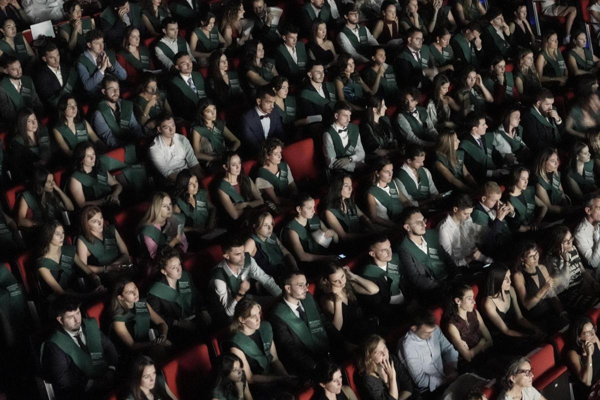 Els nous graduats amb la banda de color verd, el color corporatiu de la FUB-UManresa